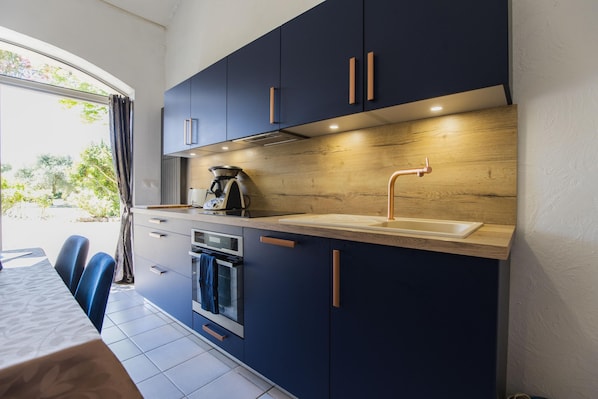 Microwave, oven, dishwasher, coffee/tea maker