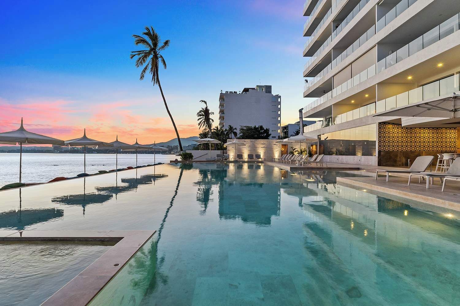 Ground floor pool with jacuzzi (heated)