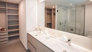 Douche, sèche-cheveux, serviettes fournies, shampoing