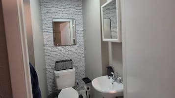 Doccia, asciugacapelli, asciugamani, sapone