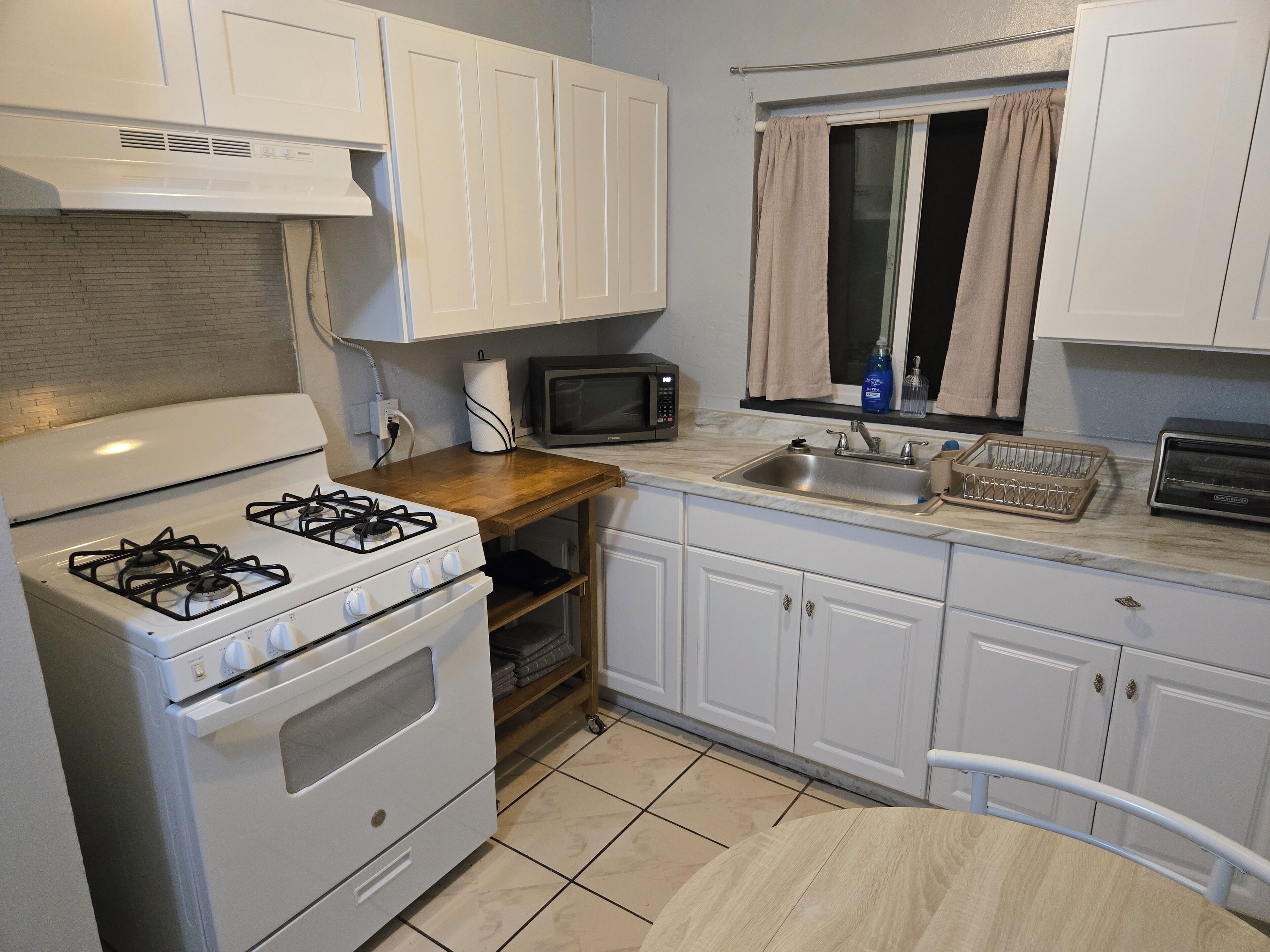 Kjøleskap, mikrobølgeovn, ovn og kokeplater