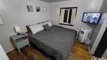 Tabla de planchar con plancha, wifi y ropa de cama