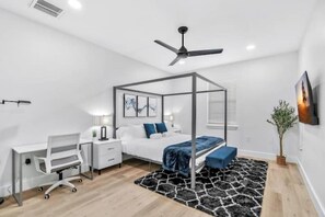 3 slaapkamers, een strijkplank/strijkijzer, internet, beddengoed