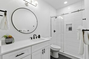Sèche-cheveux, serviettes fournies, savon, papier toilette