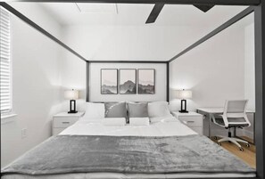 4 soverom, strykejern/-brett, internettilgang og sengetøy