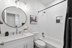 Hårføner, håndklær, såpe og toalettpapir