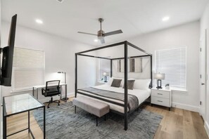 3 soverom, strykejern/-brett, internettilgang og sengetøy