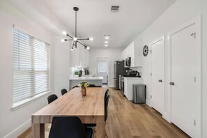 Dining - Cozy & Central ~ Close to i35 and 5M to Downtown! (Austin)