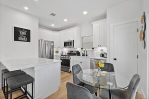 Dining - Gorgeous NE Austin Haven ~ Close to i35 ~Backyard! (Austin)