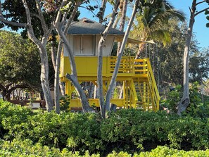 In Strandnähe, weißer Sandstrand, Sonnenschirme, Strandtücher