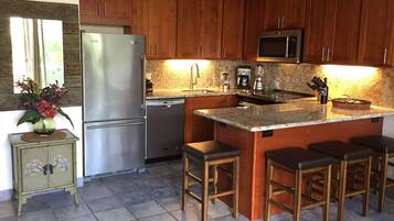 Deluxe Condo, 1 Bedroom, Non Smoking, Garden View | Private kitchen