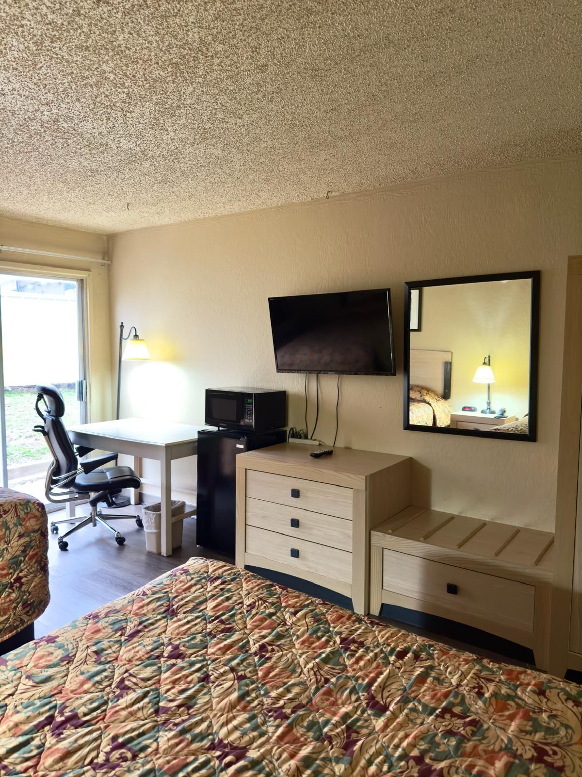 Escritorio, espacio para trabajar con laptop y wifi gratis 