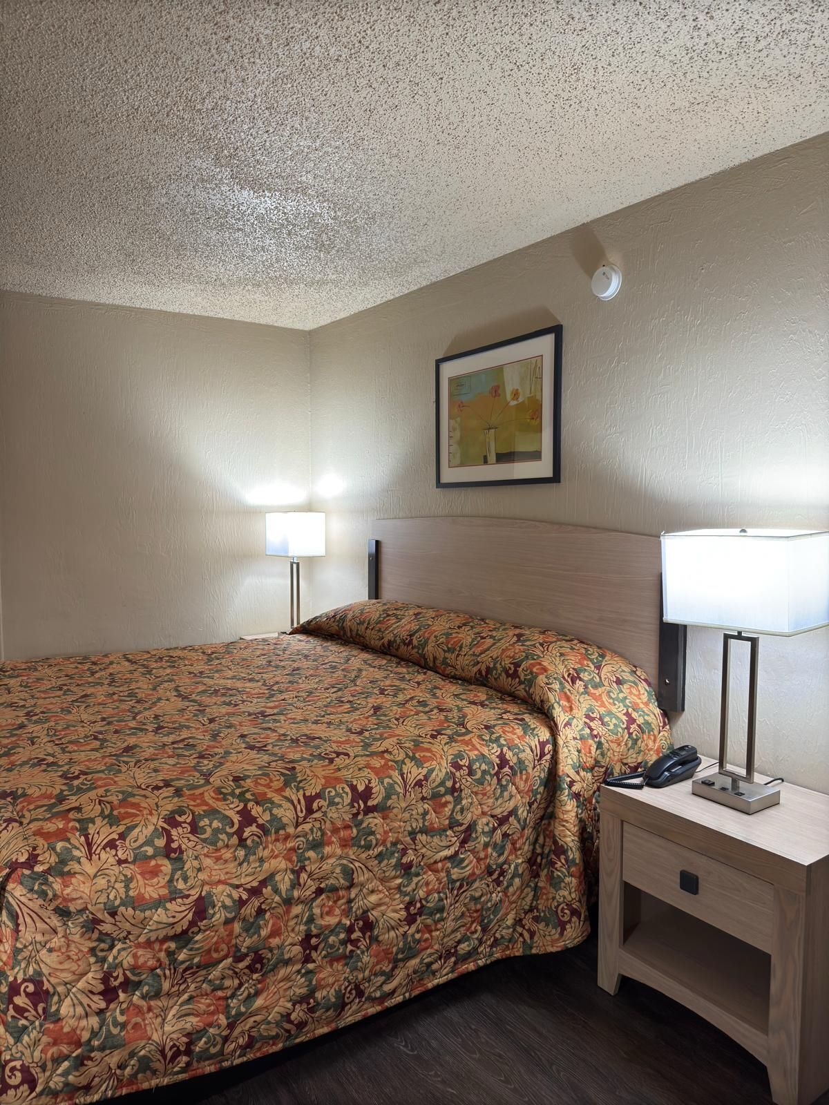 Schreibtisch, laptopgeeigneter Arbeitsplatz, kostenloses WLAN