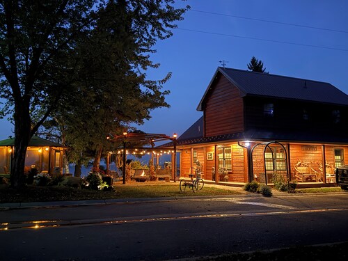 Leech Lake Waterfront Home, Panoramic Views 3bd/2ba and swinging firepit chairs.