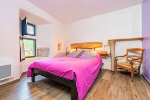 2 bedrooms, travel crib, free WiFi, bed sheets