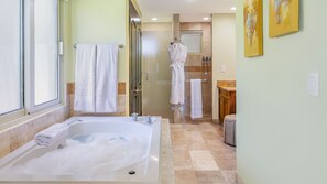 Douche, baignoire à jets, sèche-cheveux, serviettes fournies