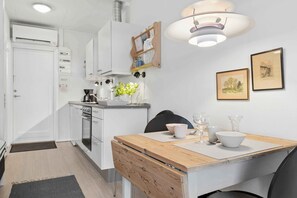 Kühlschrank, Ofen, Herdplatte, Wasserkocher mit Kaffee-/Teezubehör