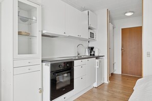 Fridge, microwave, oven, coffee/tea maker - Pension Koch lejlighed 14 (Gudhjem)