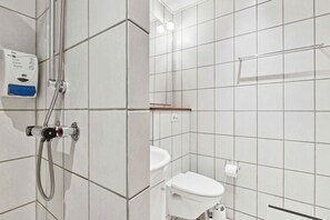 Shower, hair dryer - Pension Koch lejlighed 14 (Gudhjem)