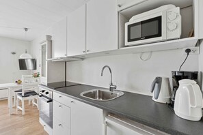 Refrigerador, horno, cafetera y tetera y tetera eléctrica 