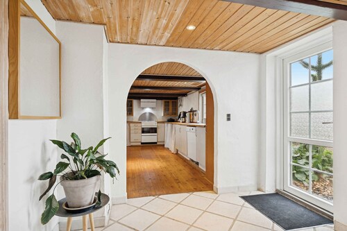  Country stay in cosy farmhouse with horses