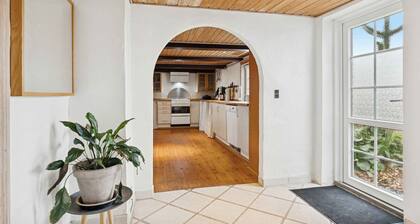 Country stay in cosy farmhouse with horses