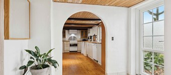 Country stay in cosy farmhouse with horses