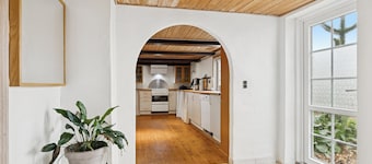 Country stay in cosy farmhouse with horses