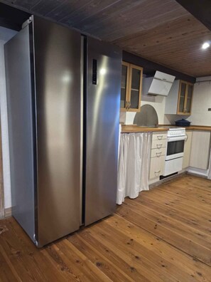 Jääkaappi, uuni, liesi, astianpesukone