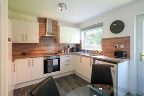 冰箱、微波炉、烤箱、炉灶