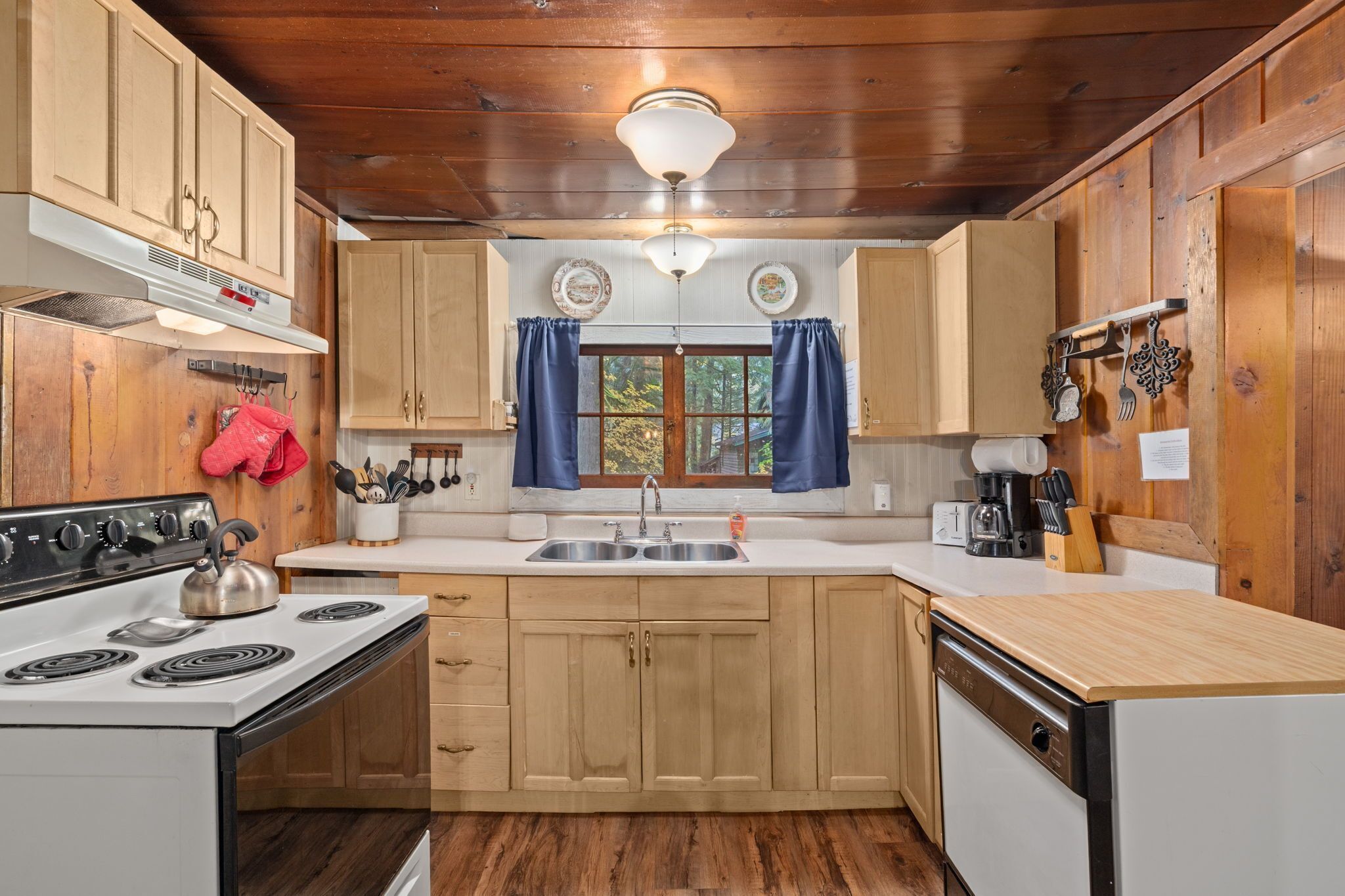 Kylskåp, mikrovågsugn, ugn och spishäll