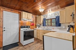 冷蔵庫、電子レンジ、オーブン、コンロ