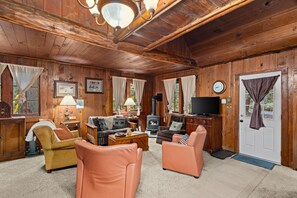 Una televisión, una mesa de tenis de mesa, libros