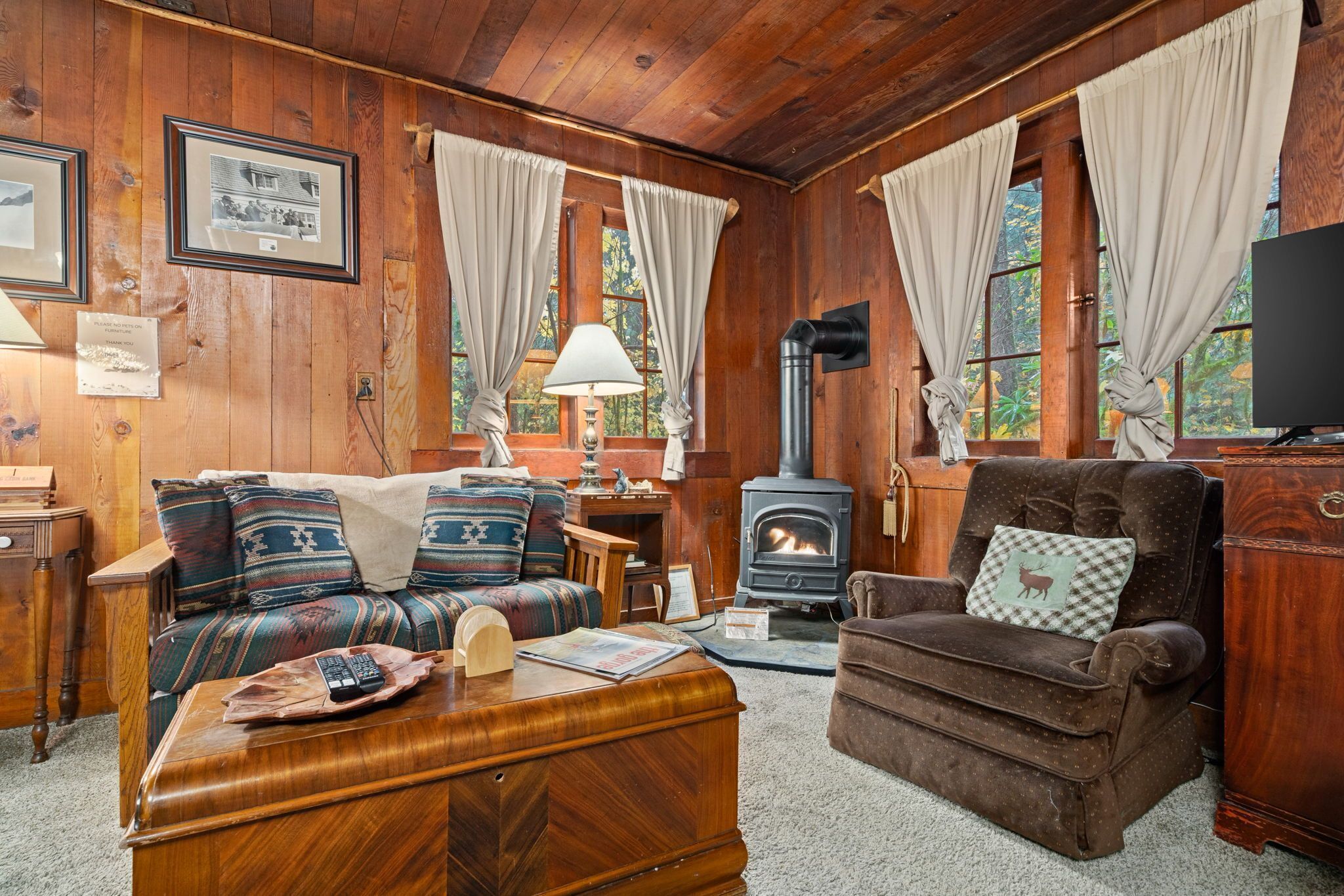 Televisio, pöytätennispöytä, kirjoja