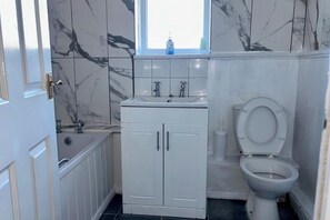 Shower, towels - Cozy Cottage Retreat in Tipton (Tipton)