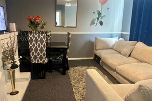 Living area - Cozy Cottage Retreat in Tipton (Tipton)