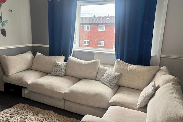 Living area - Cozy Cottage Retreat in Tipton (Tipton)