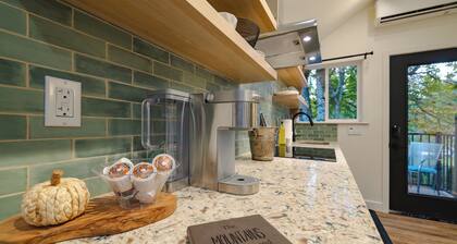 The Gateway Barn - Cozy King Suite & Walk to Main Street