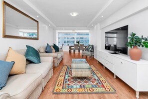 2 bedrooms, desk, Internet - 2bed Central Apartment in Cape Town Atlantic Point (Cape Town)