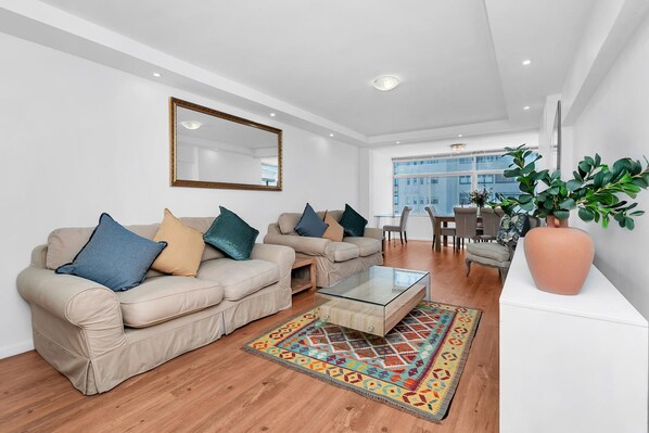 2 bedrooms, desk, Internet - 2bed Central Apartment in Cape Town Atlantic Point (Cape Town)