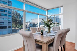 2 bedrooms, desk, Internet - 2bed Central Apartment in Cape Town Atlantic Point (Cape Town)