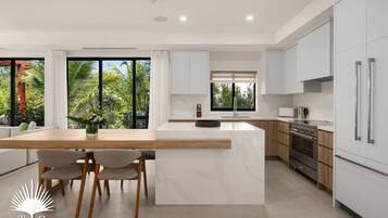 Jääkaappi, mikroaaltouuni, uuni, liesi