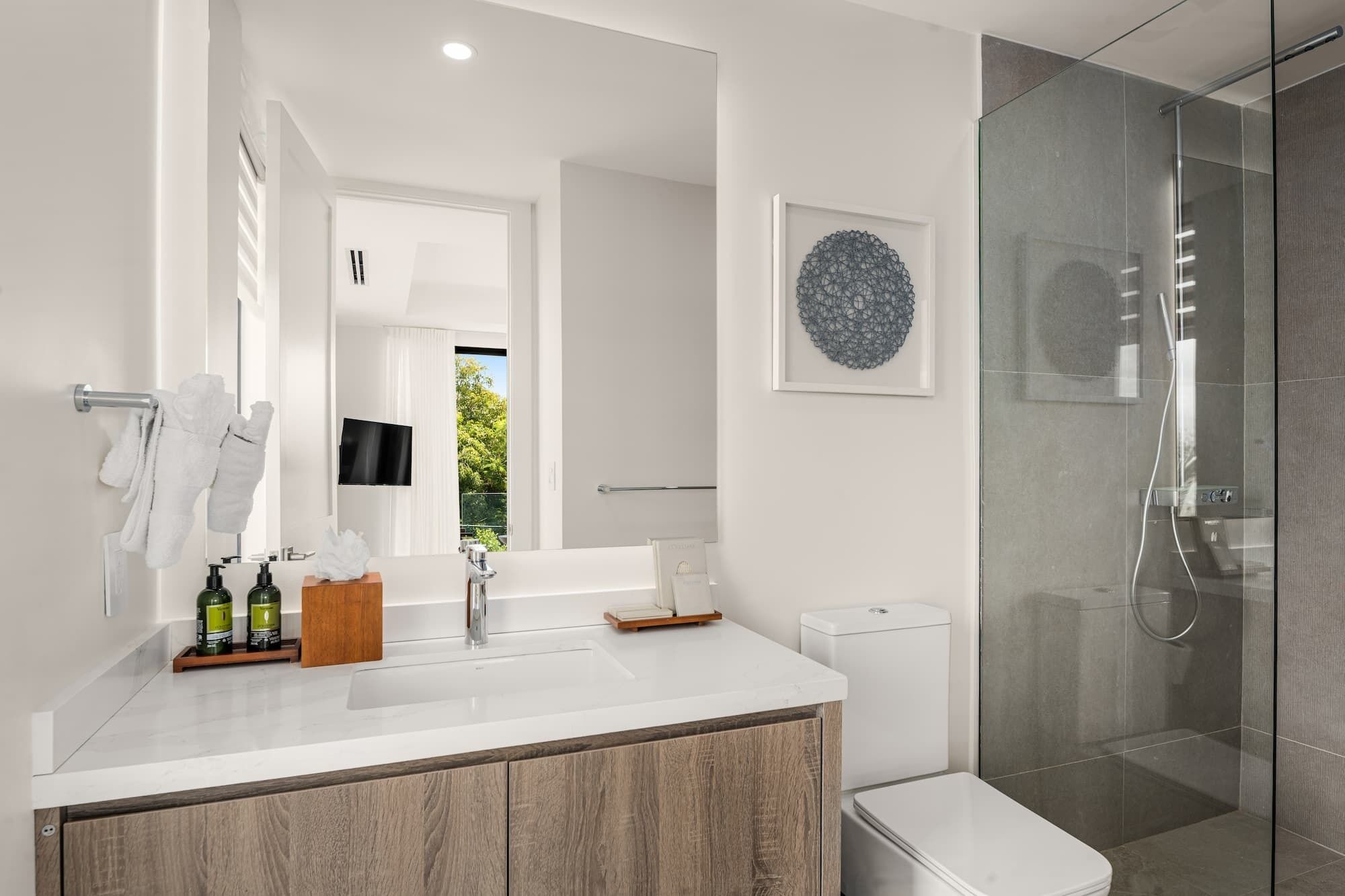 Douche, sèche-cheveux, serviettes fournies