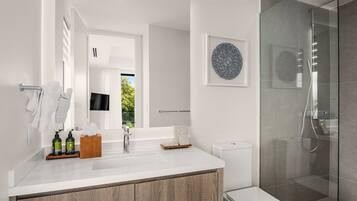 Douche, sèche-cheveux, serviettes fournies