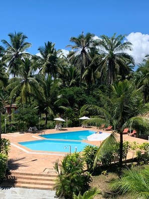 2 piscines extérieures