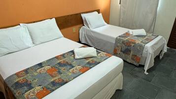 Quarto triplo clássico, sacada, vista para o jardim | Wi-Fi de cortesia