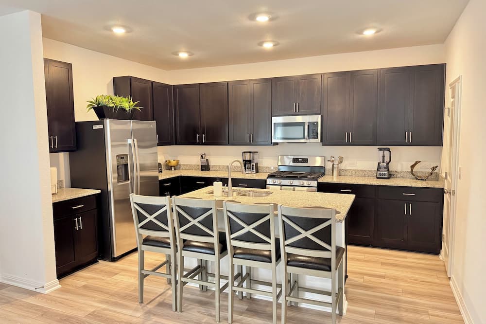 Modern 4BR New Home w Luxury Touches