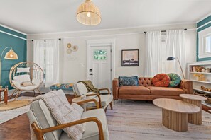 Een televisie, boeken en een kantoor