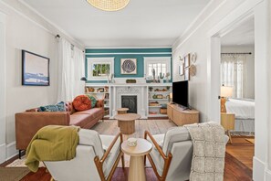 2 chambres, bureau, fer et planche à repasser, lit parapluie