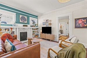 Een televisie, boeken en een kantoor